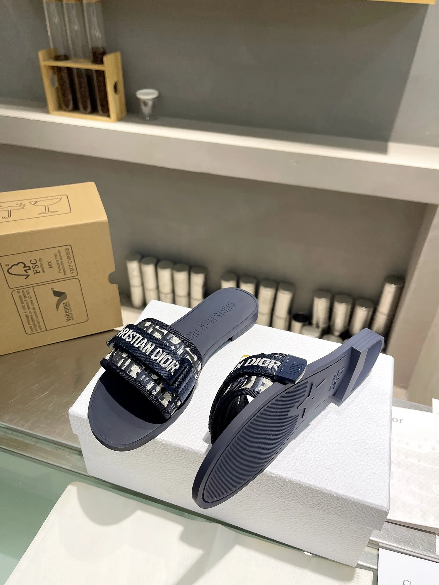 👟👟Ex-factory price P360👟👟 Dior 2024 latest Velcro buckle sandals series new colors! A perfect replica of the original version. The most popular color matching fabric has a strong sense of layering. The original molded high-end TPU outsole (not ordinary rubber) is very comfortable and easy to walk. The upper materials are all customized from the original version, and the 3D electric embroidered three-dimensional cloth surface is very versatile. A must-have for lazy people in summer, sizes 35-39 (40 41 42 customized)